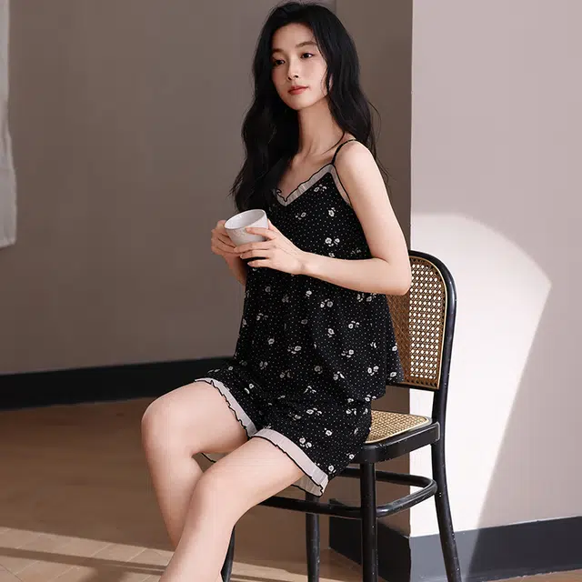 俏薇妮 简约凉感柔软时尚可爱小清新高级感带胸垫吊带短裤家居服舒适透气休闲宽松可外穿夏季睡衣套装 女款