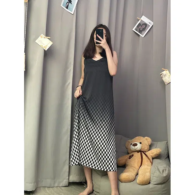 俏薇妮 睡裙女夏季吊带凉感冰丝家居服时尚渐变棋盘格可外穿女士睡衣 家居连衣裙 女款 渐变棋盘格