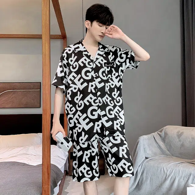 俏薇妮 凉感冰丝睡衣时尚潮流满印字母印花翻领休闲可外穿短袖家居服睡衣套装 男款 黑色