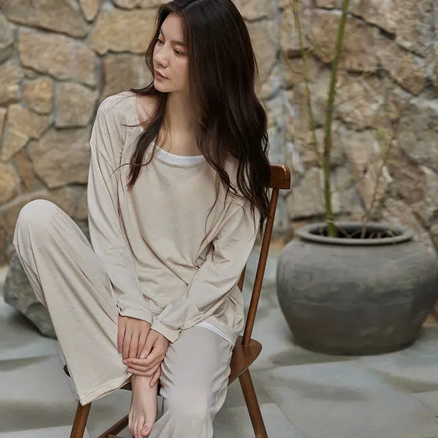 俏薇妮 简约纯色时尚带胸垫防凸点圆领高级感家居服休闲舒适可外穿睡衣套装 女款 米白色
