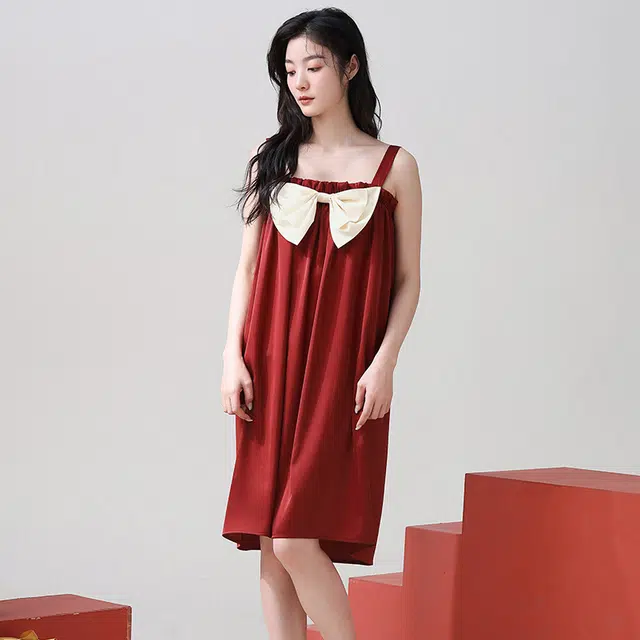 俏薇妮 简约纯色冰丝柔软时尚性感优雅高级感吊带家居服休闲宽松舒适凉爽透气可外穿睡裙 女款 红色