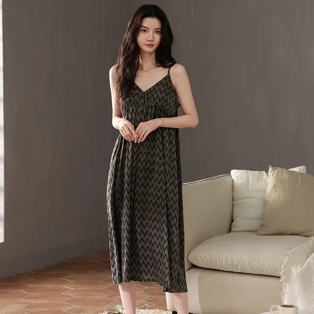 俏薇妮 柔软简约冰丝时尚波浪纹高级感带胸垫无袖吊带家居服舒适透气休闲凉感可外穿睡裙 女款 深灰色