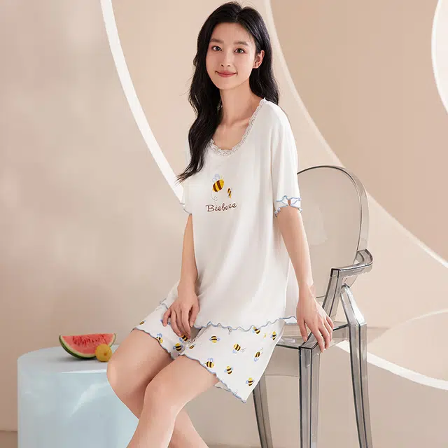 俏薇妮 简约时尚柔软可爱小蜜蜂图案带胸垫舒适透气休闲凉感可外穿短袖三分裤夏季睡衣套装 女款 米白色