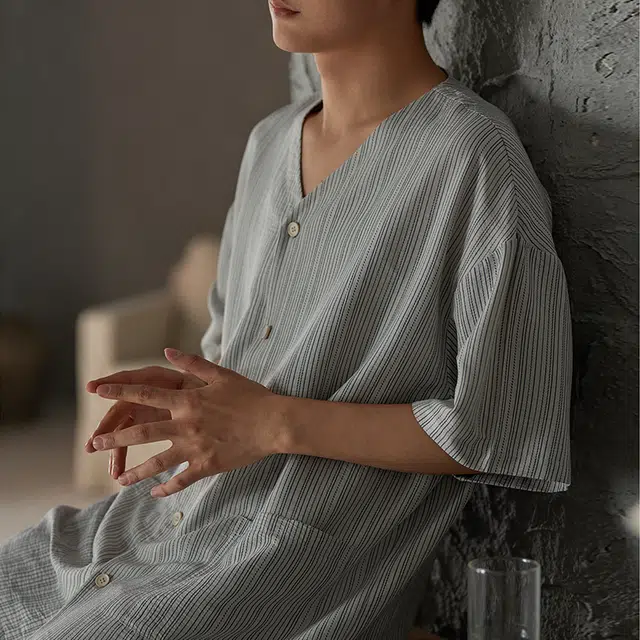 俏薇妮 情侣女软绵绵带胸垫一体亲肤舒适短袖条纹可外穿休闲九分裤睡衣套装 男女同款 灰色