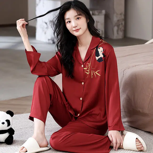 俏薇妮 简约纯色柔软喜庆冰丝可爱熊猫图案高级感翻领长袖长裤家居服宽松舒适休闲透气可外穿春秋睡衣套装 女款 红色