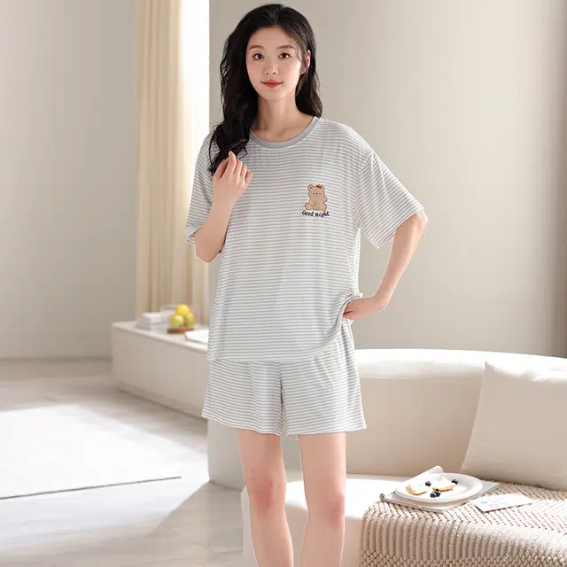 俏薇妮 简约冰丝柔软凉感时尚可爱高级感带胸垫短袖短裤家居服舒适透气休闲宽松可外穿夏季睡衣套装 女款