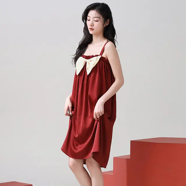 俏薇妮 简约纯色冰丝柔软时尚性感优雅高级感吊带家居服休闲宽松舒适凉爽透气可外穿睡裙 女款 红色