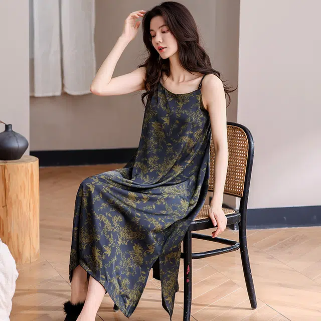 俏薇妮 柔软简约冰丝时尚温馨碎花高级感带胸垫无袖吊带家居服舒适透气休闲凉感可外穿睡裙 女款 蓝色