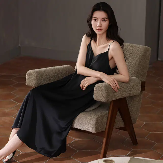 俏薇妮 柔软简约冰丝纯色时尚可爱高级感带胸垫无袖吊带家居服舒适透气休闲凉感可外穿睡裙 女款 黑色