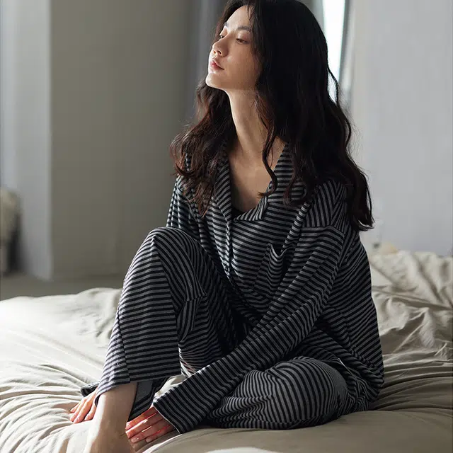 俏薇妮 简约舒适条纹带胸垫翻领开衫长袖慵懒休闲可外穿长裤睡衣套装 女款 灰色