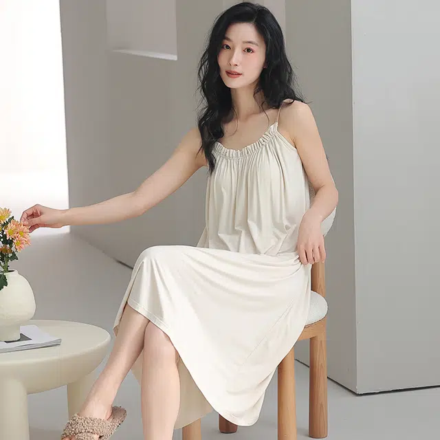 俏薇妮 柔软简约纯色时尚高级感带胸垫吊带家居服舒适透气休闲可外穿无袖睡裙 女款 图片色