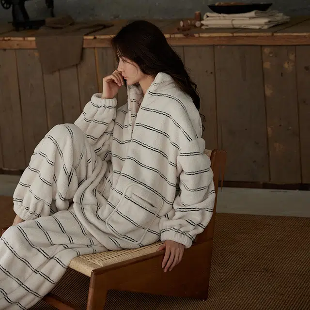 俏薇妮 简约条纹立领长袖上衣家居服加绒加厚保暖休闲可外穿长裤秋冬睡衣套装 女款 米白色