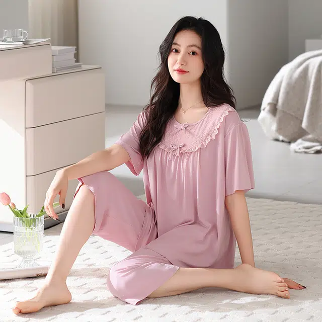 俏薇妮 简约纯色凉感时尚可爱蕾丝边高级感带胸垫短袖七分裤家居服舒适透气休闲睡衣套装 女款