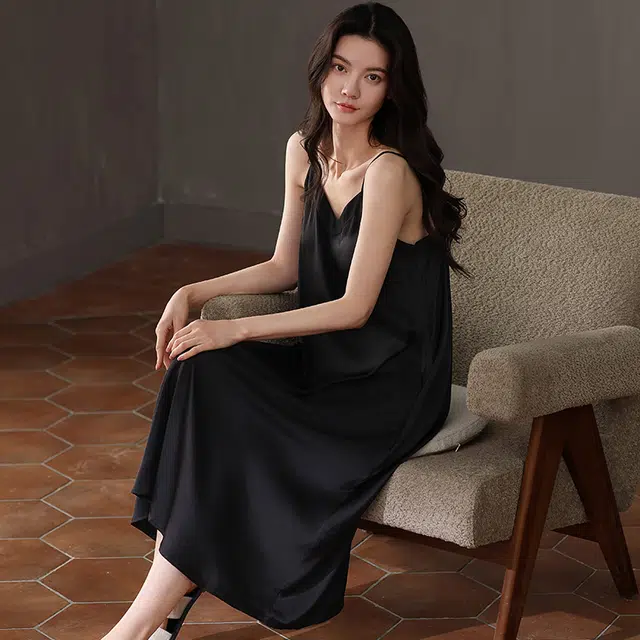 俏薇妮 柔软简约冰丝纯色时尚可爱高级感带胸垫无袖吊带家居服舒适透气休闲凉感可外穿睡裙 女款 黑色
