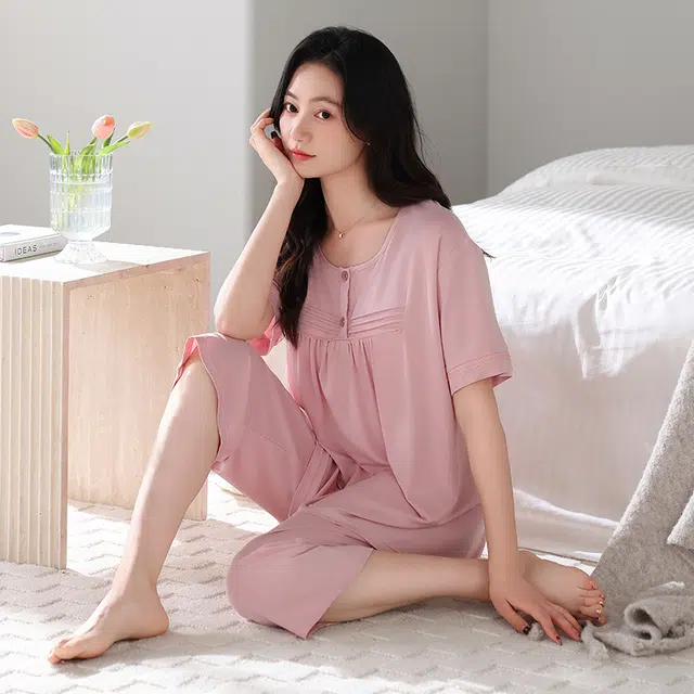 俏薇妮 简约凉感时尚潮流高级感带胸垫短袖七分裤家居服舒适透气休闲宽松可外穿睡衣套装 女款
