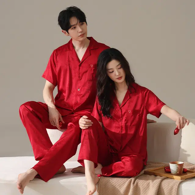 俏薇妮 简约时尚纯色高级感家居服喜庆冰丝凉感薄款翻领短袖长裤舒适休闲可外穿夏季睡衣套装 男女同款 红色