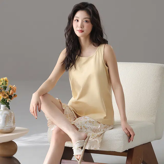 俏薇妮 纯色带胸垫圆领上衣碎花凉感透气三分裤睡衣套装 女款 浅黄色