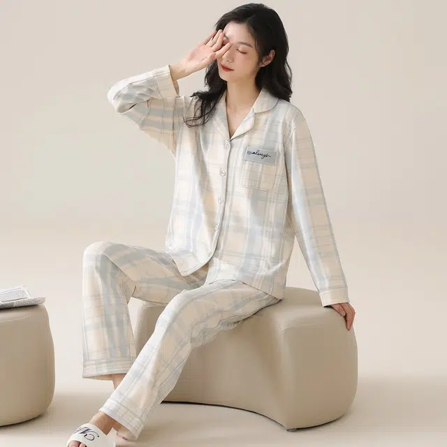 俏薇妮 简约可爱字母格子高级感翻领长袖长裤家居服休闲舒适可外穿睡衣礼盒 女款 杏色