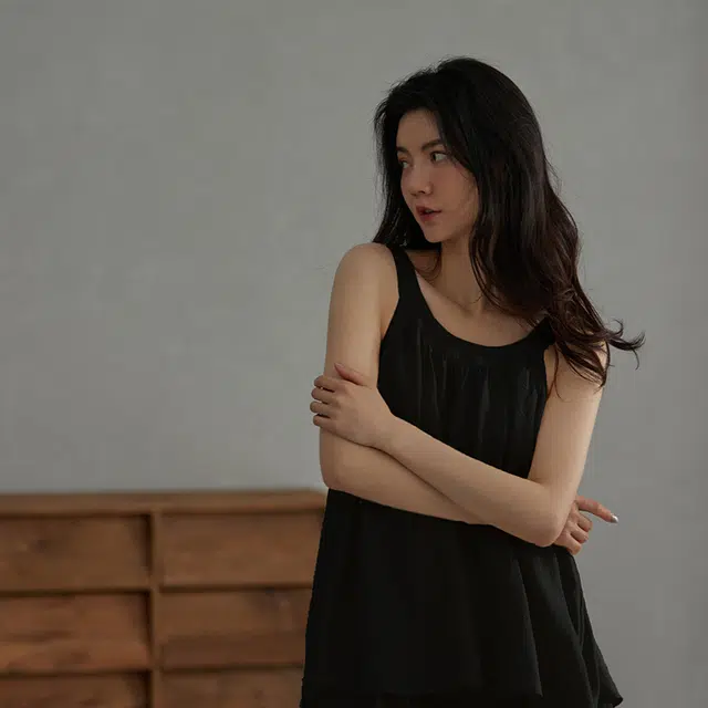 俏薇妮 简约时尚凉感冰丝吊带舒适亲肤短裤睡衣套装 女款 黑色