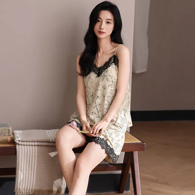 俏薇妮 简约凉感柔软时尚高级感蕾丝边带胸垫吊带短裤家居服舒适透气休闲宽松可外穿睡衣套装 女款