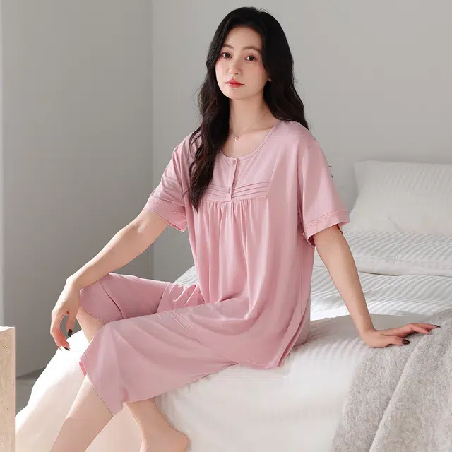 俏薇妮 简约凉感时尚潮流高级感带胸垫短袖七分裤家居服舒适透气休闲宽松可外穿睡衣套装 女款