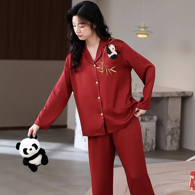 俏薇妮 简约纯色柔软喜庆冰丝可爱熊猫图案高级感翻领长袖长裤家居服宽松舒适休闲透气可外穿春秋睡衣套装 女款 红色