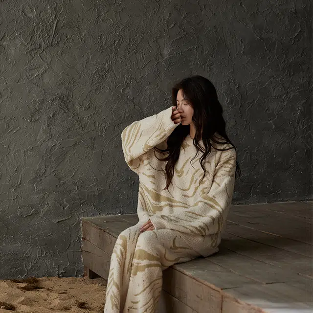 俏薇妮 简约不规则条纹休闲圆领可外穿长袖长裤秋冬睡衣套装 女款 杏色