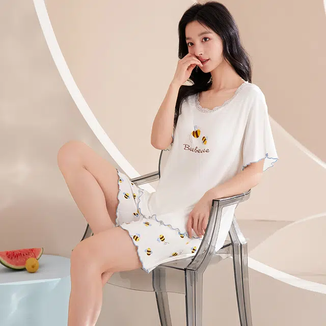 俏薇妮 简约时尚柔软可爱小蜜蜂图案带胸垫舒适透气休闲凉感可外穿短袖三分裤夏季睡衣套装 女款 米白色