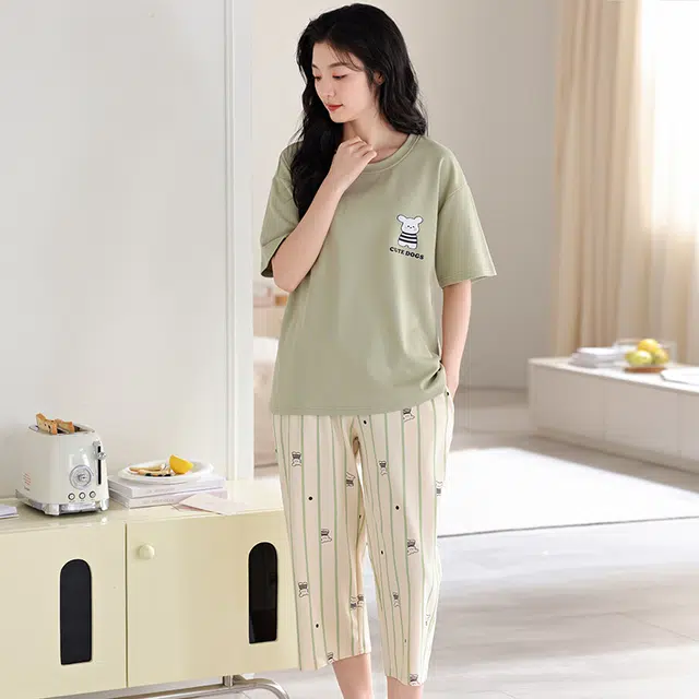 俏薇妮 简约可爱时尚慵懒高级感短袖七分裤带胸垫家居服柔软舒适透气休闲凉感可外穿睡衣套装 女款