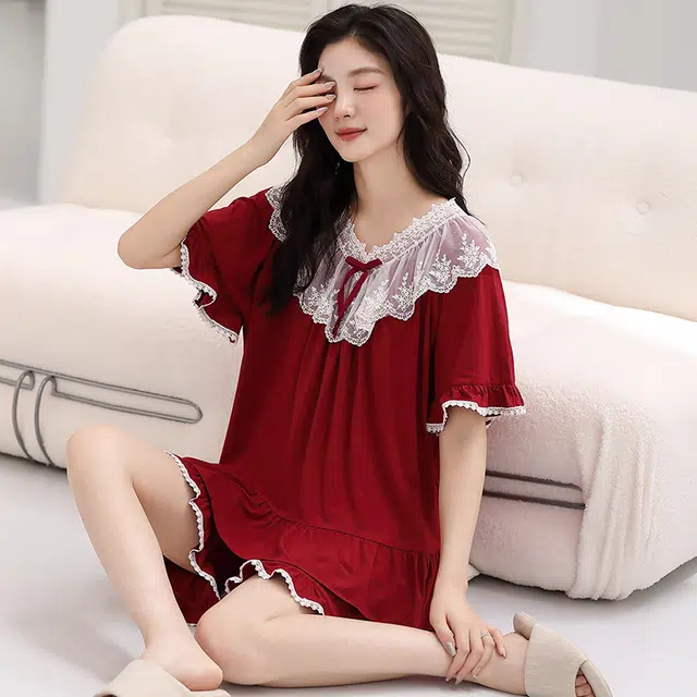 俏薇妮 简约纯色柔软蕾丝边高级感短袖短裤家居服休闲宽松舒适凉爽透气可外穿睡衣套装 女款 红色