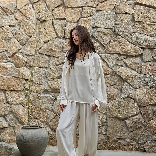 俏薇妮 简约纯色时尚带胸垫防凸点高级感家居服休闲睡衣套装 女款 白色