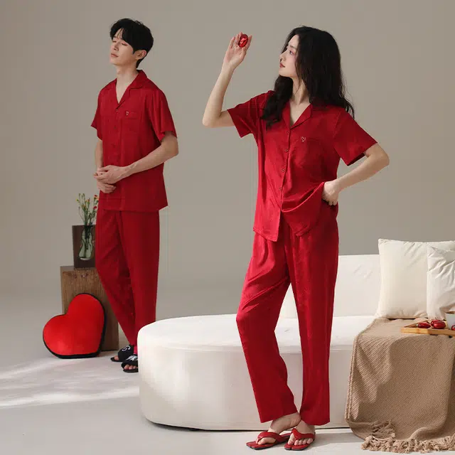 俏薇妮 简约时尚纯色高级感家居服喜庆冰丝凉感薄款翻领短袖长裤舒适休闲可外穿夏季睡衣套装 男女同款 红色
