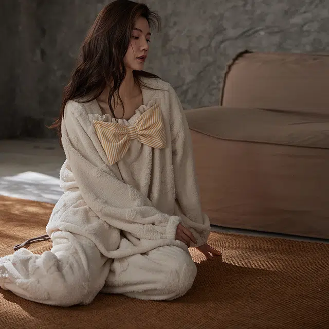 俏薇妮 珊瑚绒加绒加厚甜美蝴蝶结圆领休闲长袖长裤舒适可外穿睡衣套装 女款 杏色