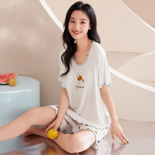 俏薇妮 简约时尚柔软可爱小蜜蜂图案带胸垫舒适透气休闲凉感可外穿短袖三分裤夏季睡衣套装 女款 米白色