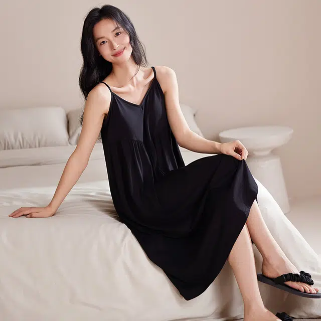俏薇妮 柔软简约纯色高级感带胸垫吊带家居服舒适透气可外穿无袖睡裙 女款 黑色