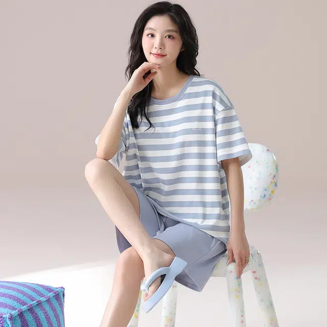 俏薇妮 纯棉简约柔软纯色时尚可爱条纹圆领带胸垫短袖高级感家居服休闲舒适凉爽透气可外穿睡衣套装 女款 浅蓝色