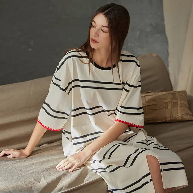 俏薇妮 简约柔软条纹高级感带胸垫短袖家居服舒适透气休闲可外穿睡裙 女款 礼盒装 杏色