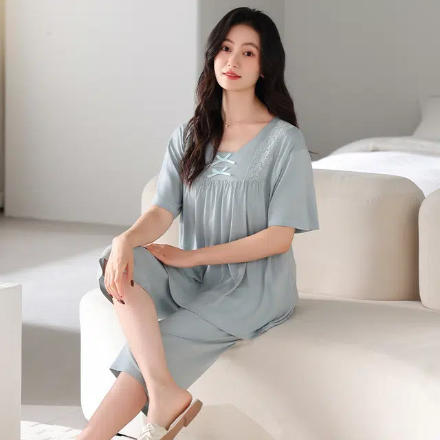 俏薇妮 简约柔软纯色凉感时尚潮流高级感带胸垫短袖七分裤家居服舒适透气休闲可外穿睡衣套装 女款