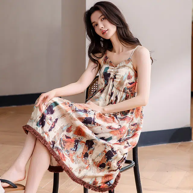 俏薇妮 柔软简约冰丝时尚抽象画高级感带胸垫无袖吊带家居服舒适透气休闲凉感可外穿睡裙 女款 花色