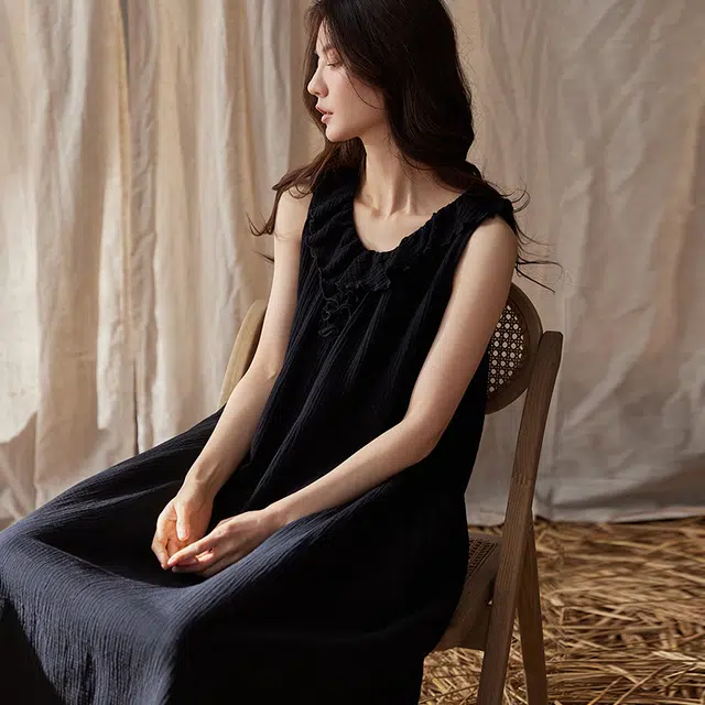 俏薇妮 简约柔软纯色时尚优雅高级感带胸垫吊带睡裙 女款 黑色