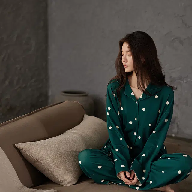 俏薇妮 简约可爱柔软带胸垫高级感长袖长裤家居服休闲舒适可外穿睡衣套装 女款 藏青色