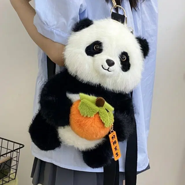 洋娃娃和小熊跳舞 卡皮巴拉 熊猫包包 卡通可爱创意 玩偶周边