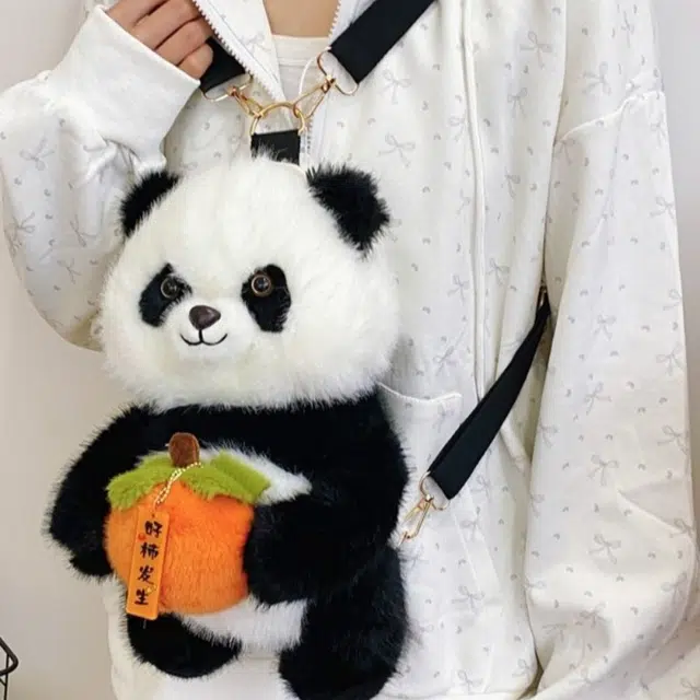 洋娃娃和小熊跳舞 卡皮巴拉 熊猫包包 卡通可爱创意 玩偶周边