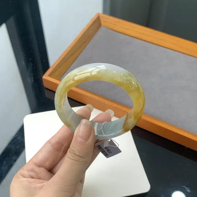 翠亨祥 贵妃  宽版化半山黄糖 新中式 国潮国风 优雅气质款 糯冰 翡翠手镯 女款