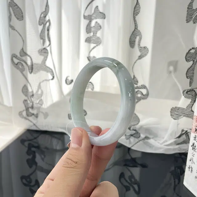 翠亨祥 新中式 温润优雅款正圈 细糯淡春彩飘抹茶绿 糯种 翡翠手镯 女款