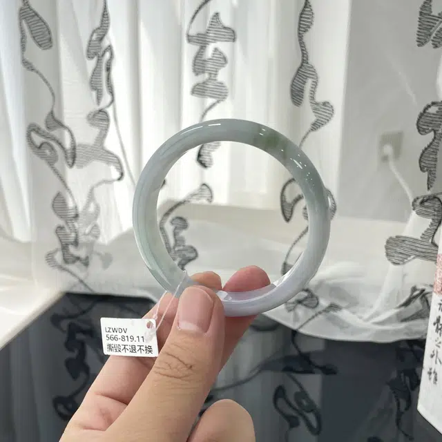 翠亨祥 新中式 温润优雅款正圈 细糯淡春彩飘抹茶绿 糯种 翡翠手镯 女款