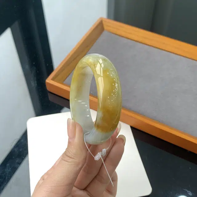 翠亨祥 贵妃  宽版化半山黄糖 新中式 国潮国风 优雅气质款 糯冰 翡翠手镯 女款