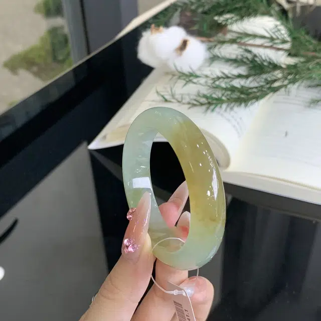 翠亨祥 新中式 高级优雅气质款  轻奢贵妃 糯化晴底带蜜糖 糯种 翡翠手镯 女款
