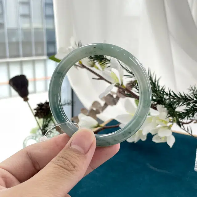 翠亨祥 晴底飘蓝花 大气优雅 复古 糯冰 翡翠手镯 女款