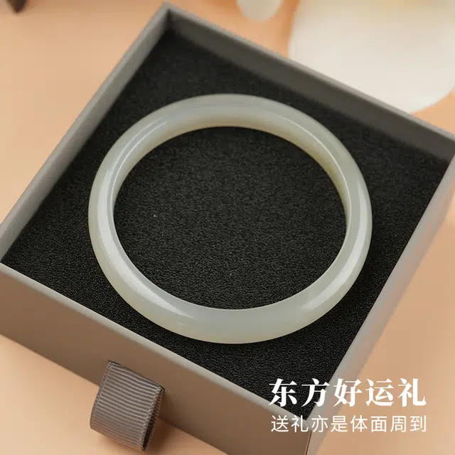 小刘珠宝 新中式 国潮 旗袍汉服古典 古风 轻奢 典雅高级感 时尚通勤 气质温婉 大气百搭 素圈#好运 和田玉手镯 烟紫 女款